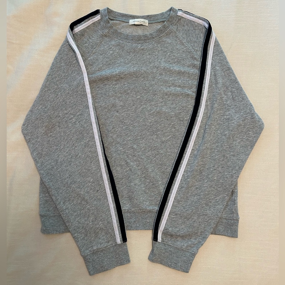 EUC WOMENS TREASURE & BOND CREWNECK
